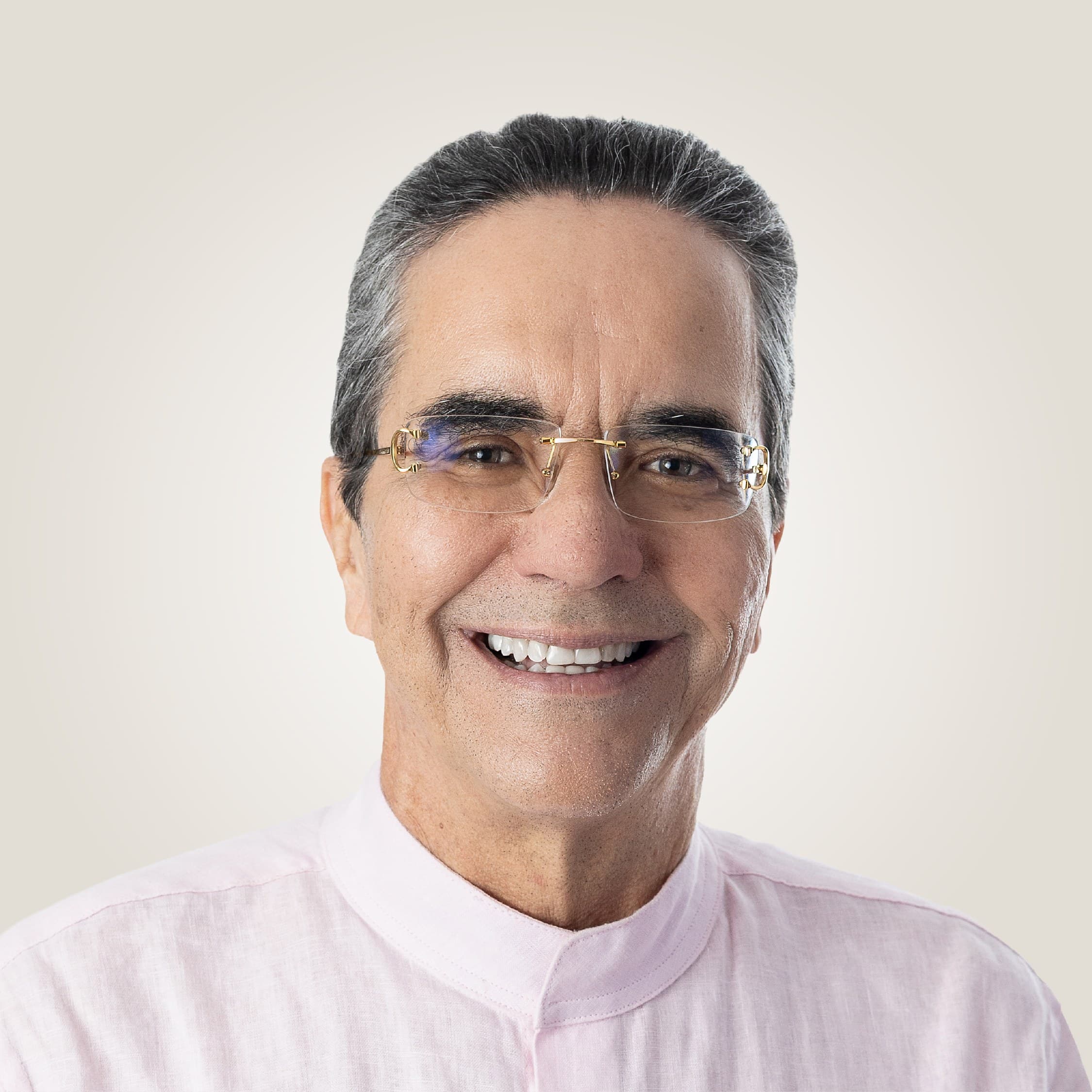 Retrato de Maurício Rands em fundo claro