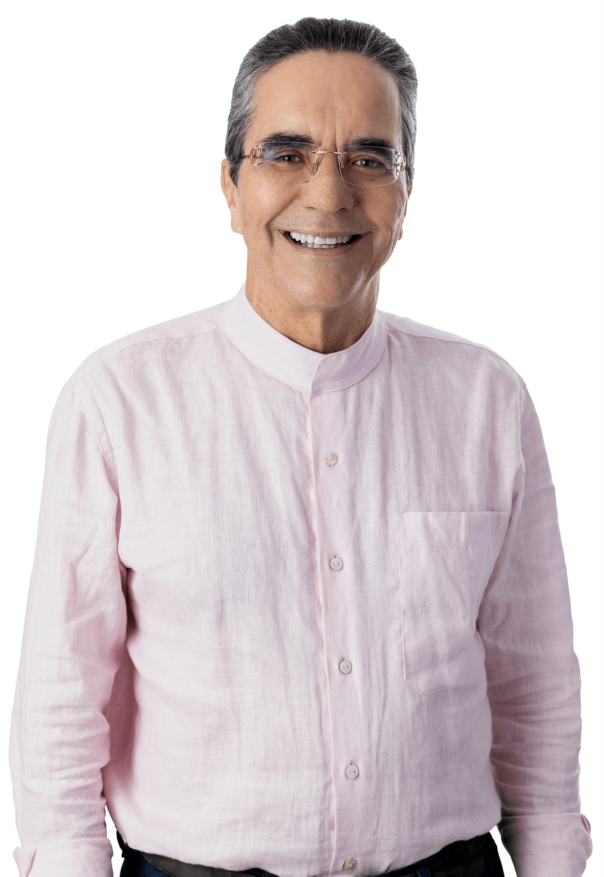 Maurício Rands, sorrindo, de camisa clara e óculos, em retrato de campanha