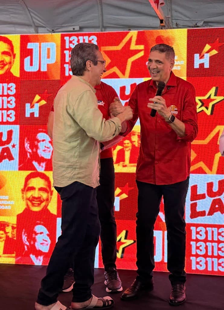 Maurício Rands cumprimenta João Paulo no palco, durante inauguração de comitê